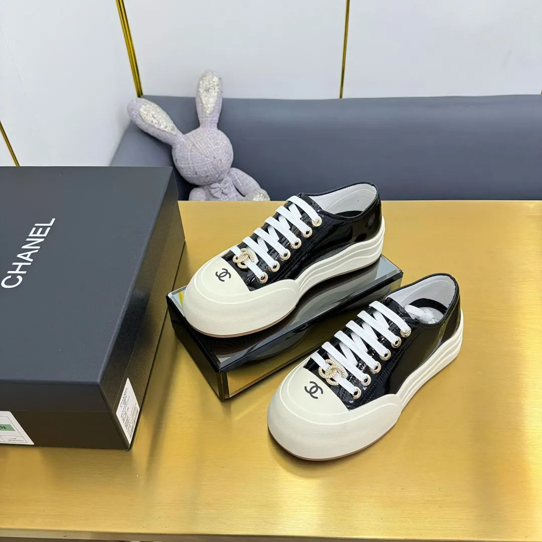 👟👟Ex-factory price 600👟👟 Top version, original quality! ! ! Chanel Chanel - 2025 biscuit shoes, the top casual sports shoes in the counter, this classic design; the upper is electro-embroidered with a variety of craftsmanship; the outsole is fashionable and sporty; the extraordinary inclusion of a variety of color elements... The diversified mix and match is very good-looking and versatile, casual, fashionable, sports, and outdoor can be taken into account... ꫛꫀꪝ Go➫ Material: ❶Upper: Original first-layer cowhide ❷Inner: Sheepskin ❸Outsole is based on: original TPU combination outsole, full set of boutique packaging for women 35–41 👉